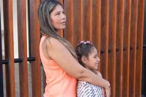 Madre Latina Abrazando A Su Hija En El Parque Imagen De Archivo Imagen De Padre Amor 244308673