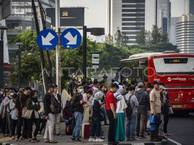 PENGGUNA TRANSPORTASI UMUM DI JAKARTA ANTARA Foto