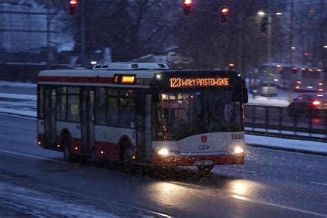 Zmiany w rozkładach jazdy komunikacji miejskiej w dni powszednie Od piątku