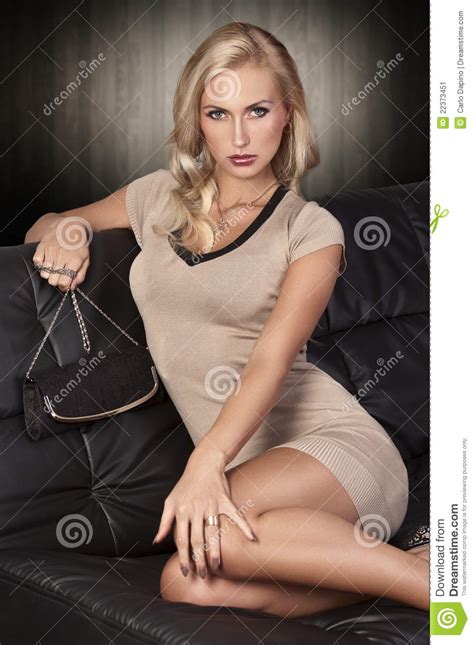 Fille Blonde S Asseyant Sur Un Sofa Noir Image Stock Image Du Moderne Charme 22373451