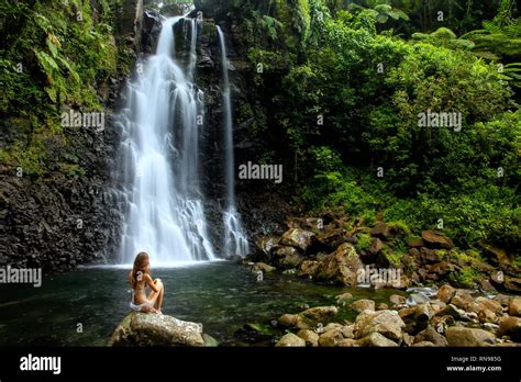 Junge Frau Im Bikini Sitzen Von Mittleren Tavoro Wasserf Llen Im Bouma National Heritage Park