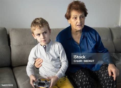 Niño Jugando Videojuegos Mientras Su Abuela Lo Convierte En Una Empresa ...