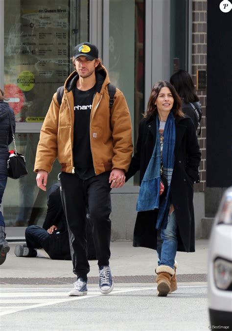 Sex Life Netflix Sarah Shahi et Adam Demos en couple dans la série et dans la vie le