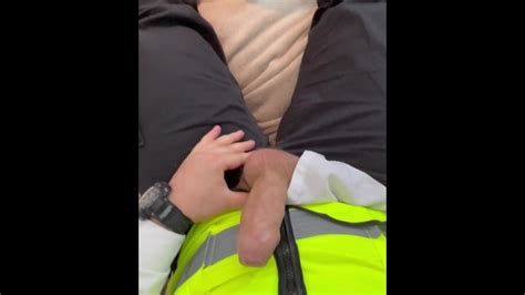 警察捶打紧洞在制服上射出浓稠的精液 Pornhub Gay