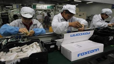 Thousands brawl at Foxconn factory in China | CBC News