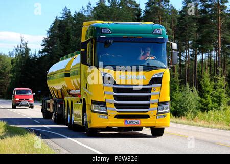 Bunte Next Generation Scania R580 V8 Tank LKW Von K Pekki Oy Auf Dem