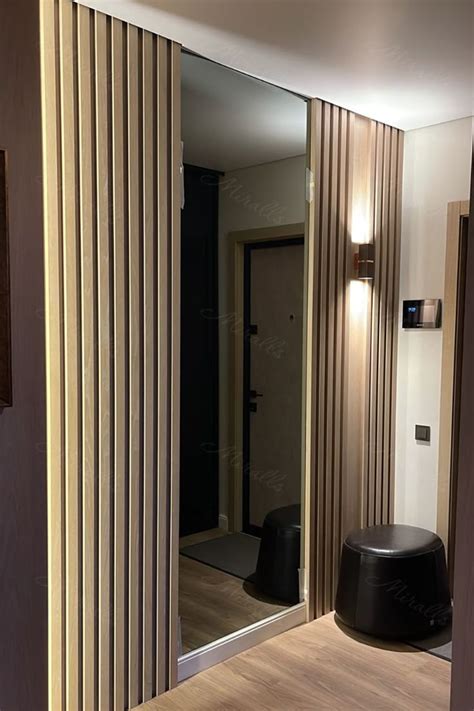 Большое зеркальное полотно украсило красивый интерьер прихожей ในปี 2024