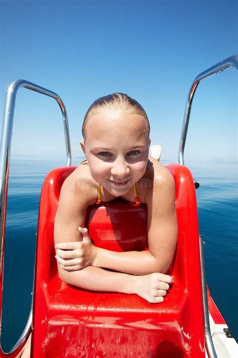 La Fille Heureuse La Prend Un Bain De Soleil Sur Le Bateau De Plage