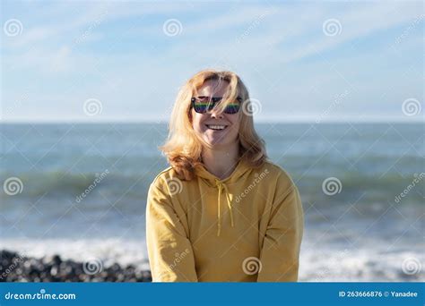 Mujer Gay Riendo Y Sonriendo En El Desfile Del Orgullo De Los Lentes De Arcoiris Foto De Archivo