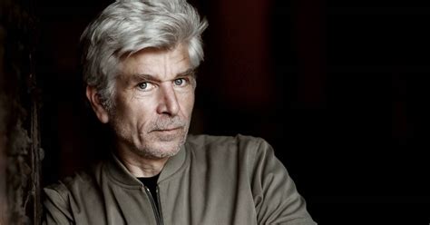 Knausgård inviterer til koncert med metalband og lader sangeren dyrke sex med brug af håndvåben