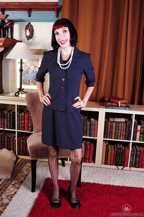 Alyce porter enlève sa lingerie et sa culotte pour poser sa grosse chatte à la caméra Photos