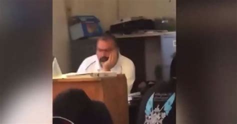 Un Professeur Se Fait Surprendre Par Sa Classe En Train De Regarder Des Photos De Lingerie