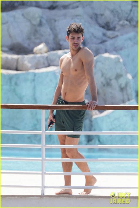 Manu Rios Goes Shirtless During A Cannes Beach Day Photo 1377564