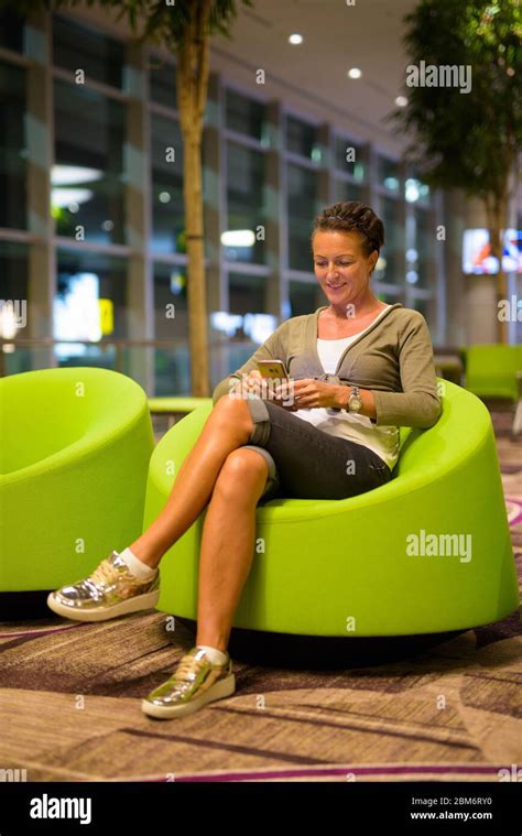 Femme mature vacances Banque de photographies et dimages à haute résolution Alamy