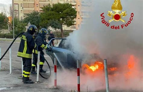 Paura Sulla A16 Auto Prende Fuoco In Corsa Con A Bordo Un Uomo Ed Il