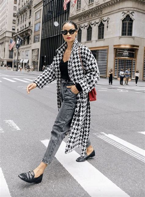 С чем носить серые джинсы? Лучшие идеи 2025 на ярких фото!