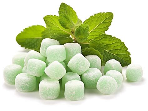 Un Montón De Dulces De Menta Y Una Hoja De Menta Sobre Un Fondo Blanco