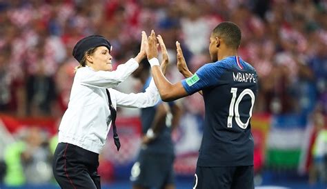 Pussy Riot se adjudica invasión de campo en la final de Rusia