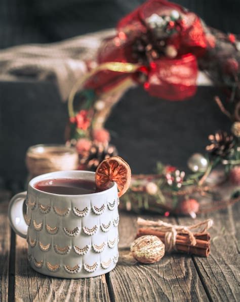 Vinho quente em um copo fundo de madeira Foto Grátis