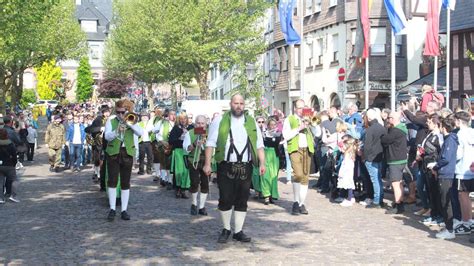 Pfingstmarkt In Frankenberg So Bunt War Der Maizug