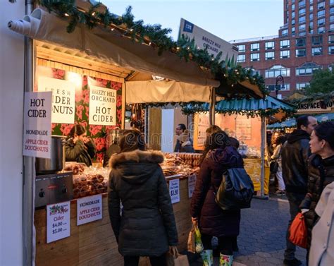 Union Square Holiday Market in Manhattan Editorial Stock Image - Image ...