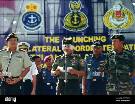 Indonesian Armed Forces Chief Gen Endriartono Sutarto Center Delivers His Speech As Singapore