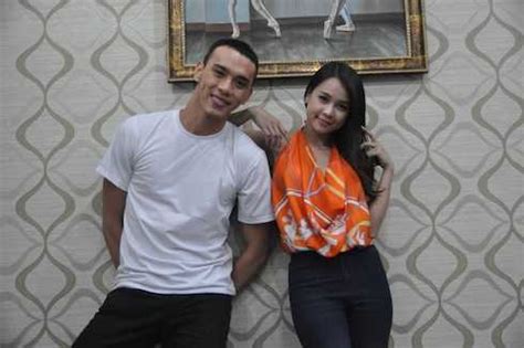 Hot girl Sam tình cảm đút cơm cho trai đẹp Chuyện tình Bangkok