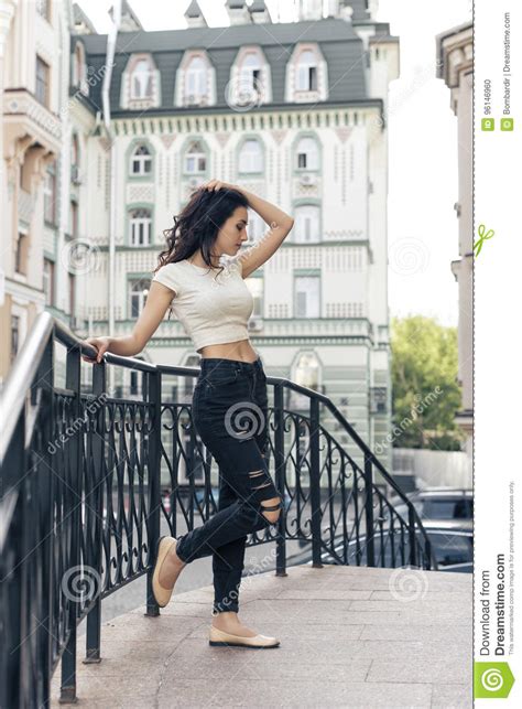 Junger Brunette Mit Dem Gelockten Haar Stockfoto Bild Von Karosserie Jeans