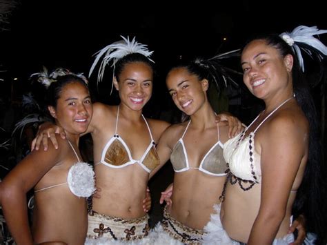 4 Hot Sexy Daniela Morales Bikini Pics