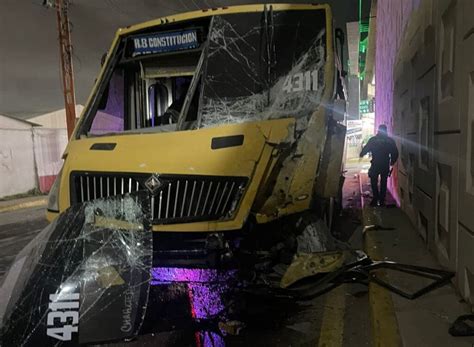 Choca autobús camioneta y la vuelca dos heridos El Heraldo de San