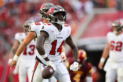 Chris Godwin contract details: Veteran WR takes $20M discount to stay