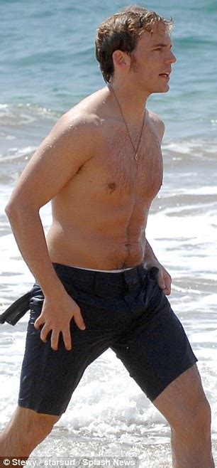 Hunger Games Star Sam Claflin Admires Bikini Clad New Wife On Romantic Hawaii Getaway Daily