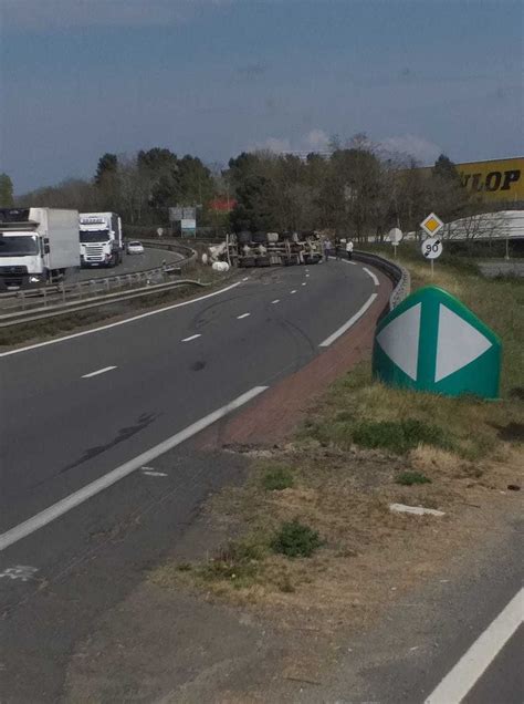 Accident En Sarthe Un Poids Lourds Se Retourne Sur La Rocade Du Mans