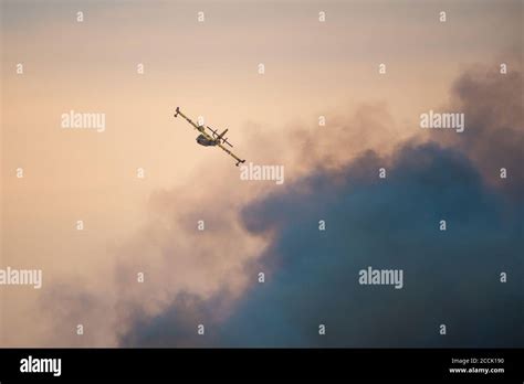 Amphibious water bomber in flight Stock Photo - Alamy
