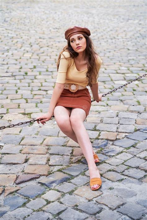 Jonge Mooie Brunette Emotionele Meid Gekleed In Retro Oldage Stijl In De Oude Europese Stad Zit