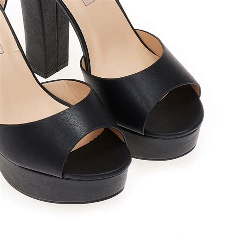 Sandały z ekoskóry nude na platformie i paskiem dookoła kostki Tsoukalas Shoes