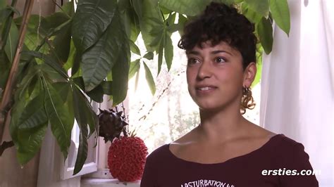 Ersties Lexi Masturbiert Mit Dildo Und Steckt Sich Dabei Den Finger In Den Hintern