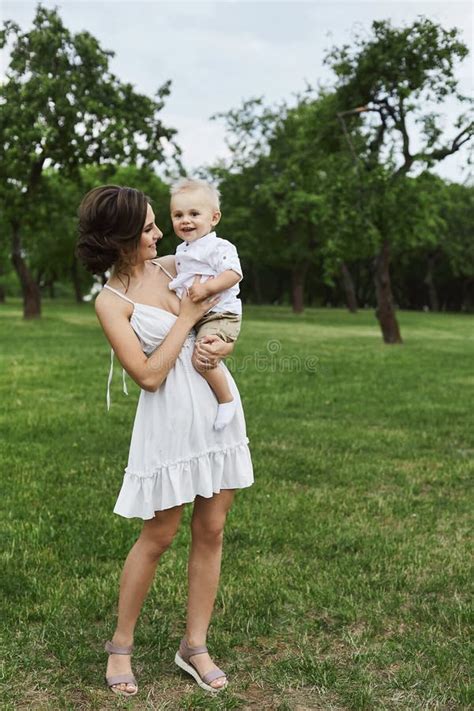 Schönes Brunette Vorbildliches Mädchen Junge Mutter Im Kurzen Weißen Stilvollen Kleid Das Auf
