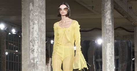 Mode Trend 2022 No Bra ist das Motto So trägt man im Sommer das Naked Top