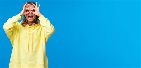 Bonne Jeune Femme Blonde Insouciante Et Ludique Jouant Autour De Faire Un Geste Correct Ou Des