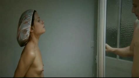 Naked Marina Foïs in Le plaisir de chanter