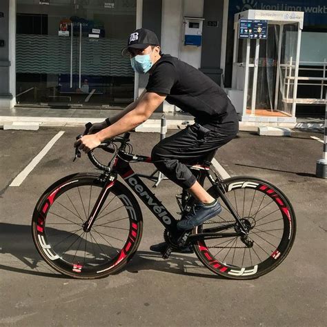 potret tampan sangun ragahdo anak artis jadi pengacara brigjen hendra