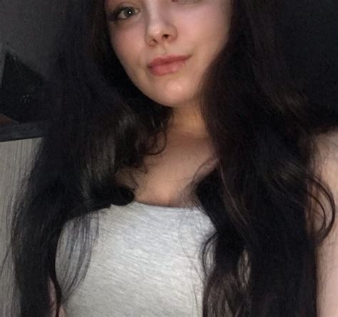 Brunette Elis Stripchat