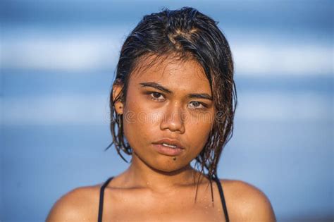 Ung H Rlig Och Sexig Asiatisk Flicka I Bikini Med V Tt H R Som Tycker Om Ferier P Den Tropiska