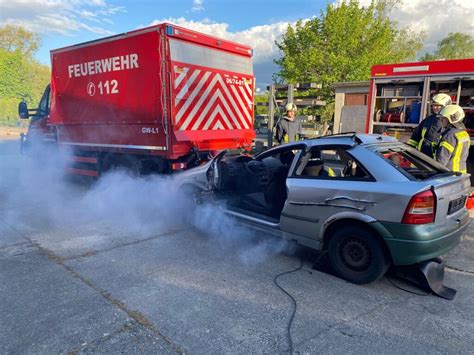 Auffahrunfall mit eingeklemmter Person Feuerwehr Döbern