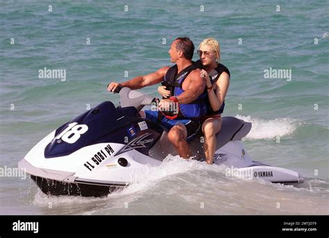 russische Sängerin Sasha Gradiva zeigt ihren formschönen Körper in einem roten Bikini an