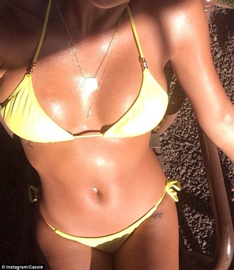 Cassie Shows Off Her Beach Body In Smouldering Selfies Daily Mail Online