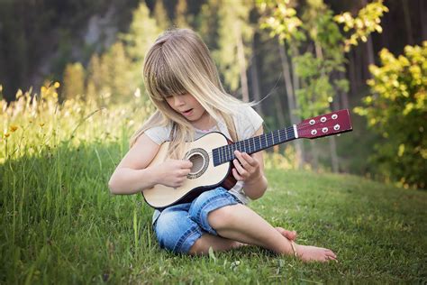 How should kids learn to play the guitar? | Guitarras Alhambra