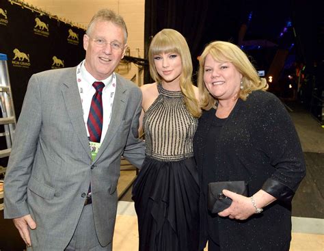 Taylor Swift's Family Guide: The Singer’s Parents and Sibling | Us Weekly