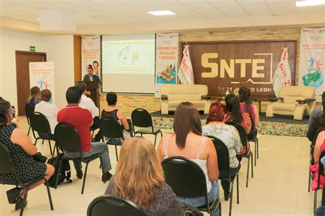 Entregan A Docentes Constancia Que Participaron En Los Cursos